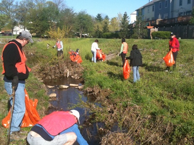 Keep Leesburg Beautiful volunteers collecting trash from Town Run